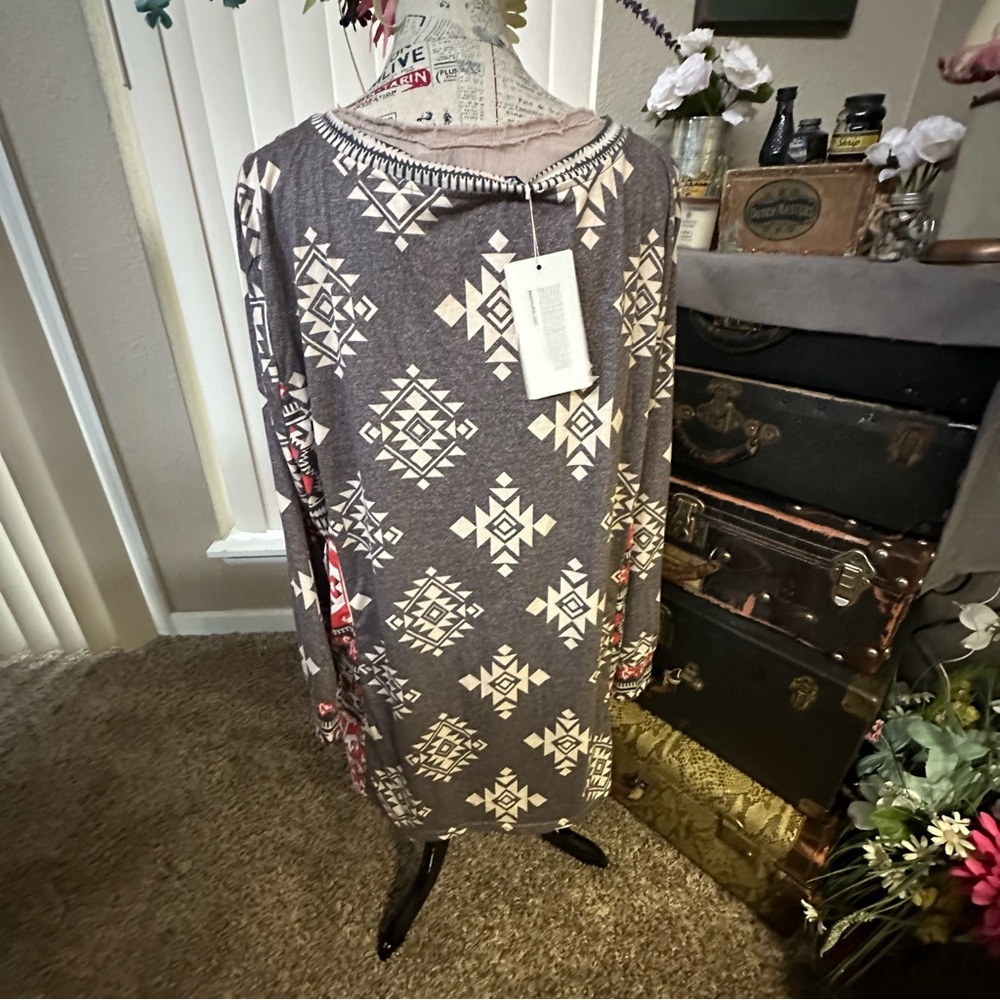 BloomChic Gray and Red Patterned Top - Picture 5 of 12